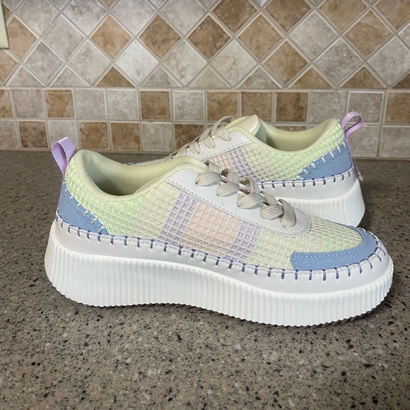 Nicole Miller NWOT Women’s Brita Beige Mist Crochet Sneakers Size 8 - Picture 5 of 9